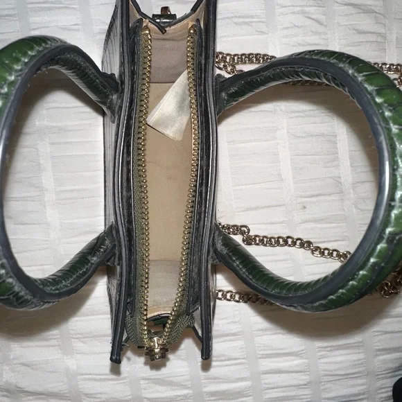 Elegant Dark Green Faux Croc-Embossed Handbag - Picture 5 of 8